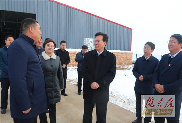 贠建民在華池縣五蛟鎮調研產業發展工作時強調 推動產業扶貧向產業振興轉變 讓發展成效更多惠及農民群眾