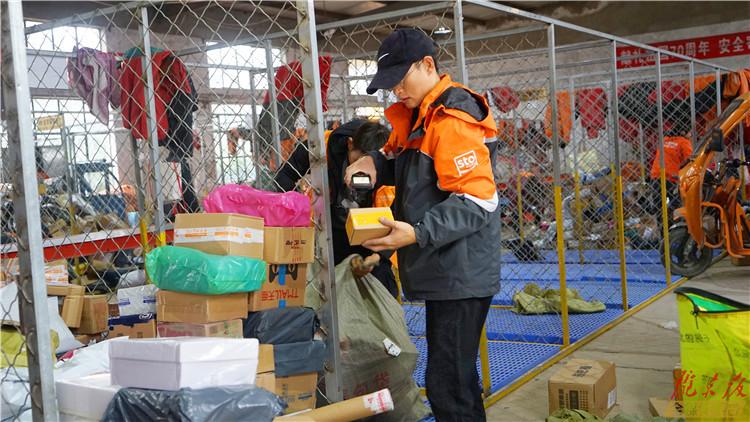 當“快遞垃圾”遇上“垃圾分類”——西峰城區快遞包裝垃圾無家可歸為哪般？