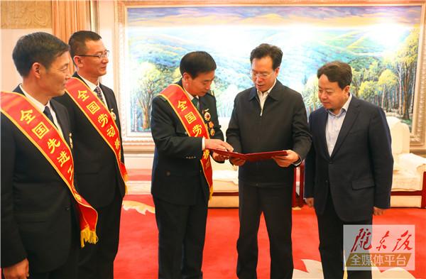 慶陽市3名全國勞動模范和先進工作者載譽歸來！贠建民盧小亨親切會見