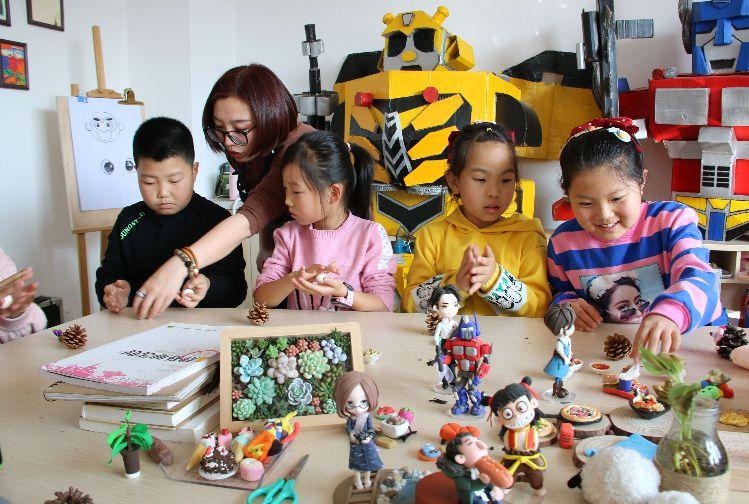 志愿者在介子路社區教孩子們做手工。  本報記者  盤小美  攝  