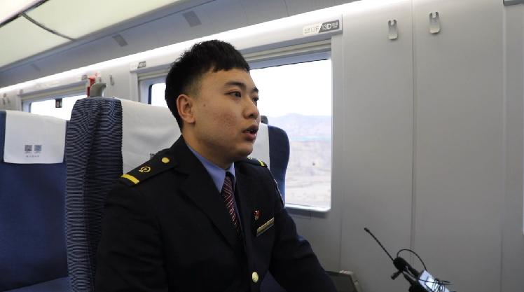 “90后”列車長邢凌熙：“我和家鄉更近了”