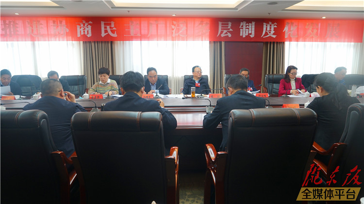 李銀在參加市政協四屆五次會議分組討論時強調 把握新方位 擔當新使命 為加快建設幸福美好新慶陽獻計出力