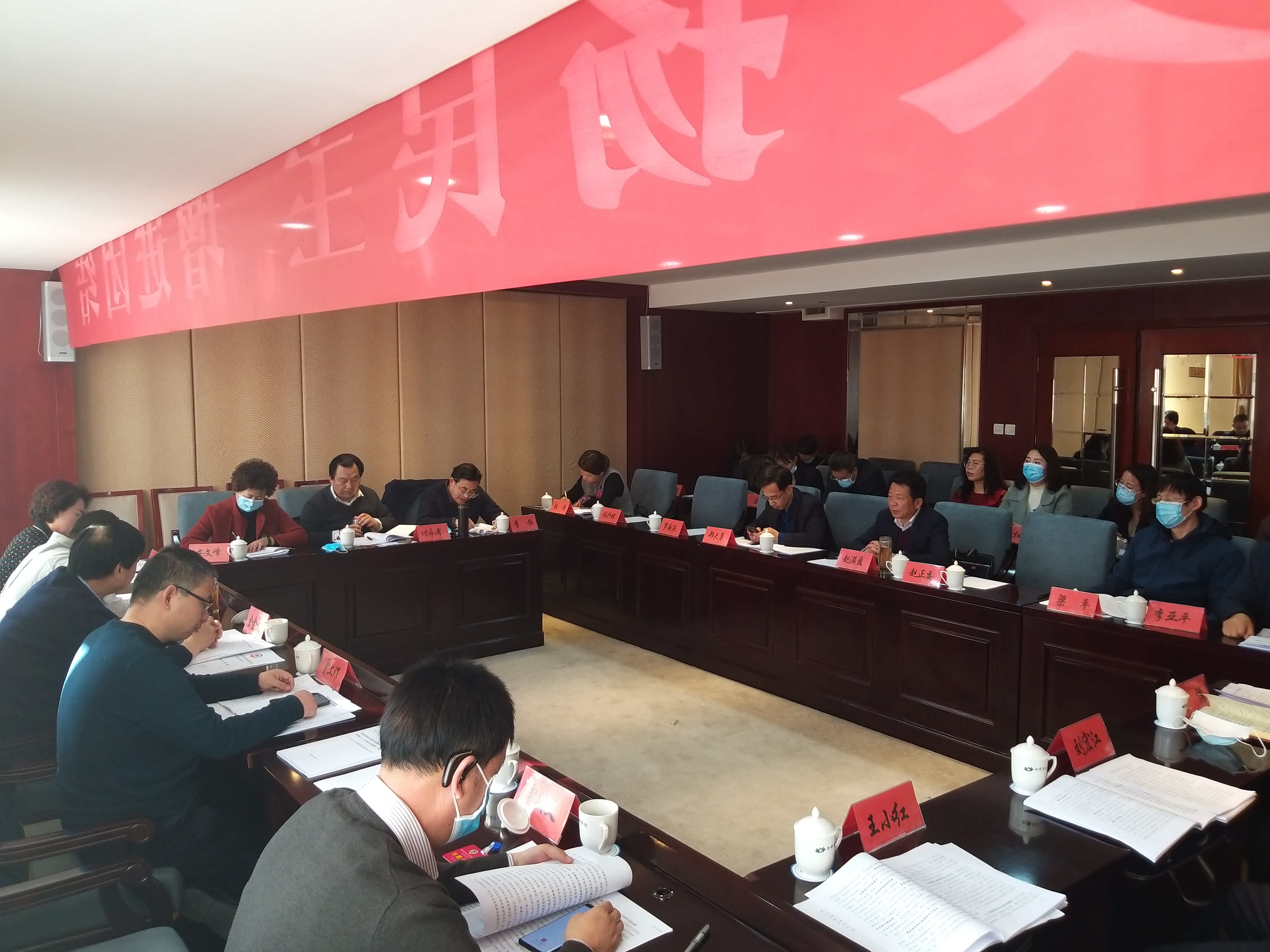 市政協委員繼續分組討論市委書記講話和相關報告。