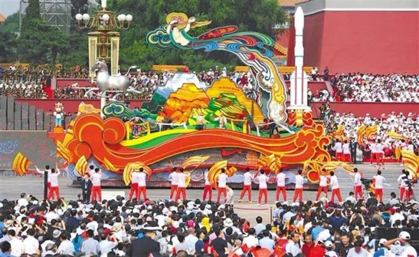 踐行富民興隴使命 奏響文旅發展強音隴原驕傲——“交響絲路·如意甘肅”彩車