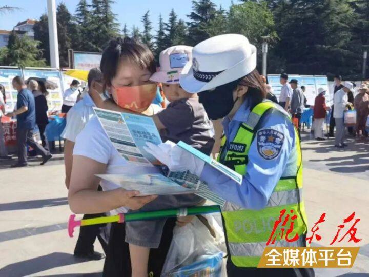【創建全國文明城市·我們在行動】西峰公安交警強化“一老一小”宣傳，筑牢交通安全防線