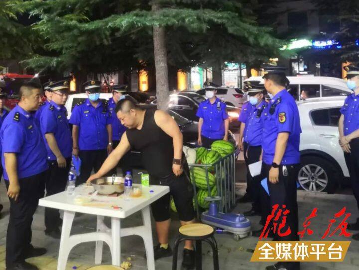 【創建全國文明城市·我們在行動】西峰區城市管理綜合執法局整治夜間市容環境秩序