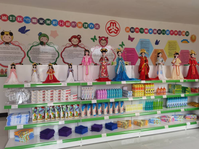 西峰區肖金鎮楊咀村“巾幗家美積分超市”一角。 通訊員 翟娜娜 攝