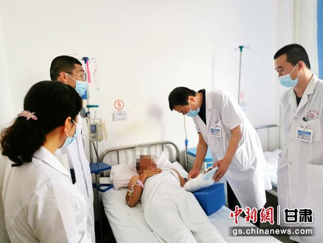 圖為術(shù)后第6天，患者可輕輕活動食指。