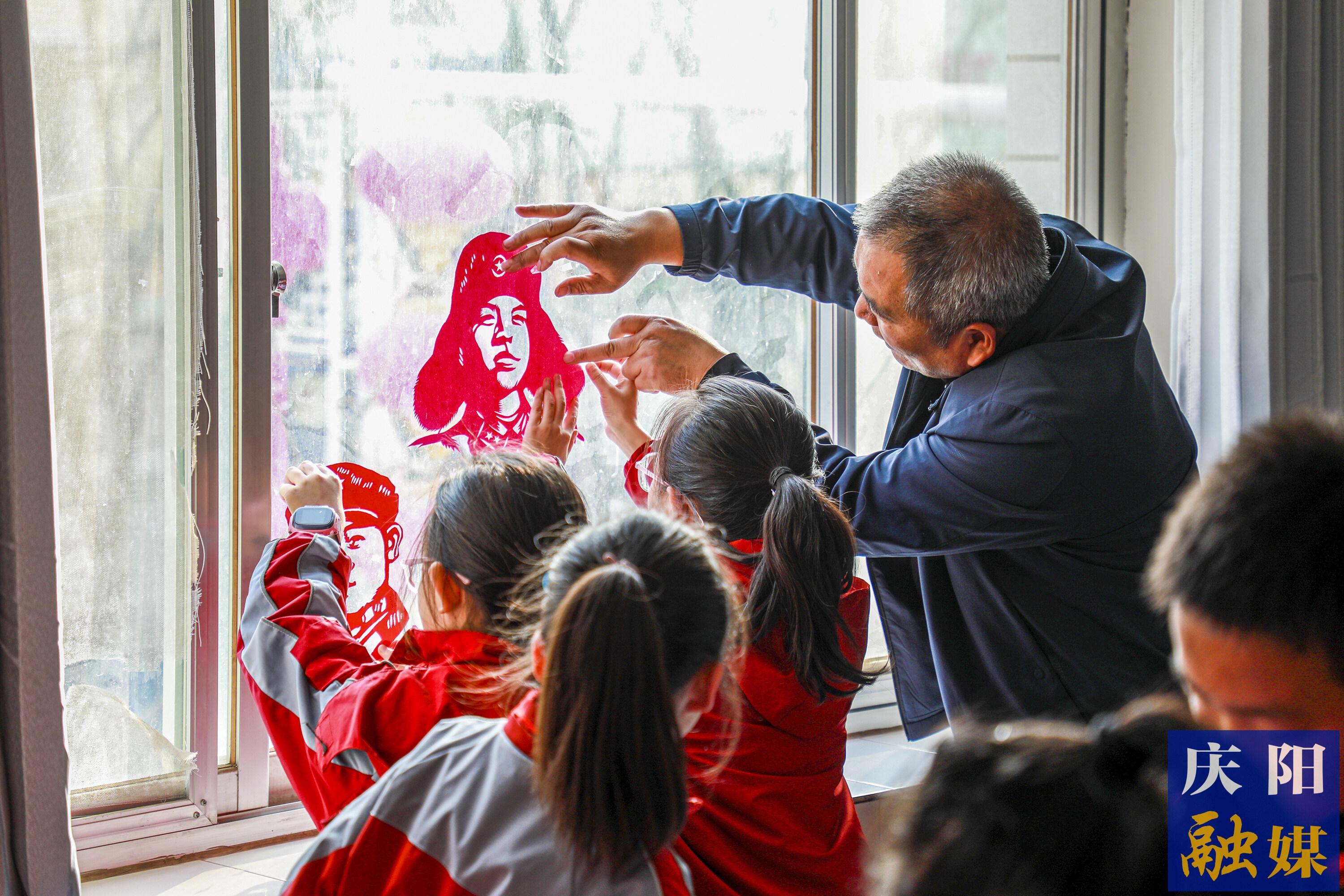 【加強未成年人思想道德建設】春暖三月學雷鋒 志愿精神駐校園