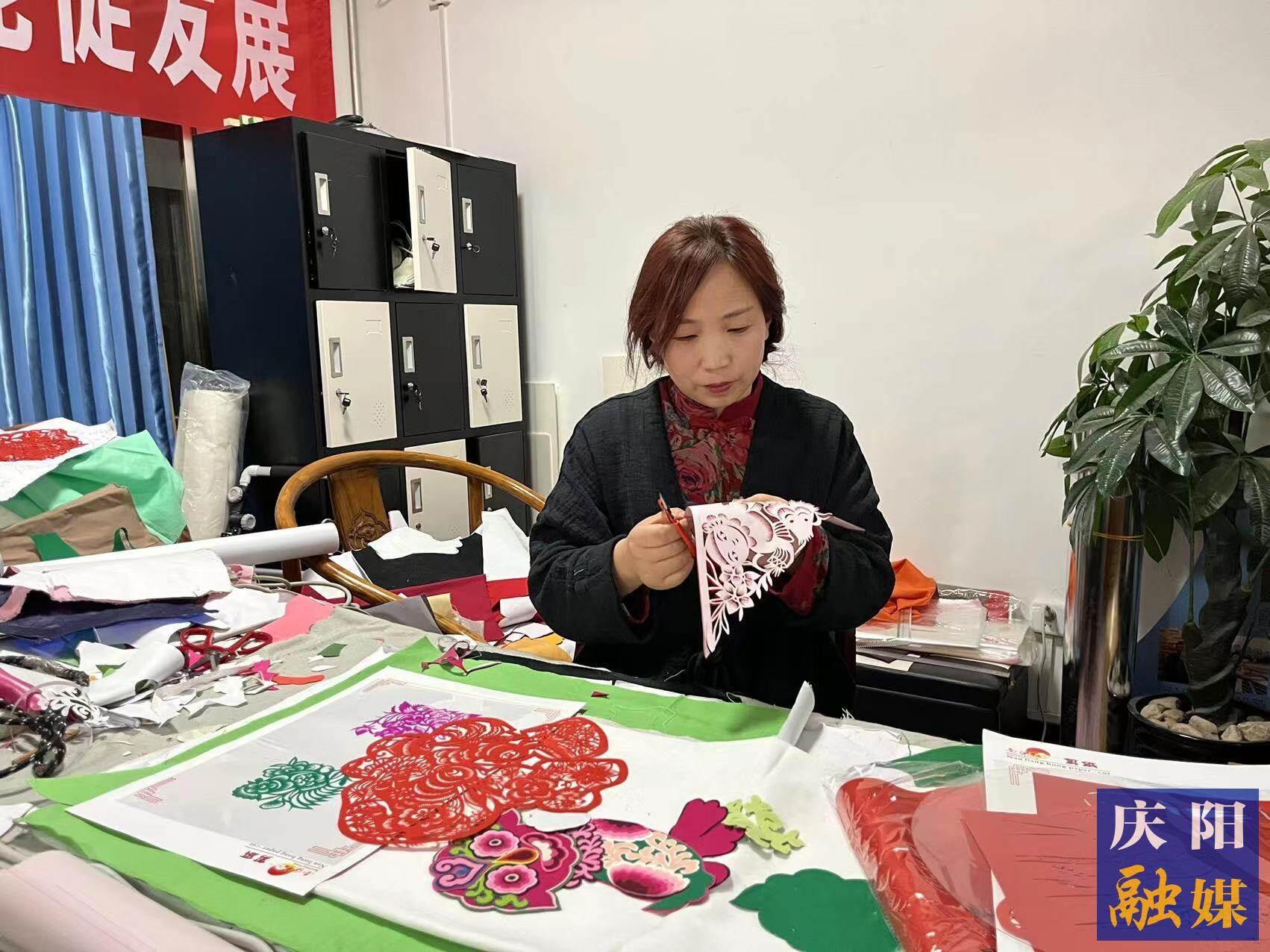 曹永琴在進行剪紙創(chuàng)作。