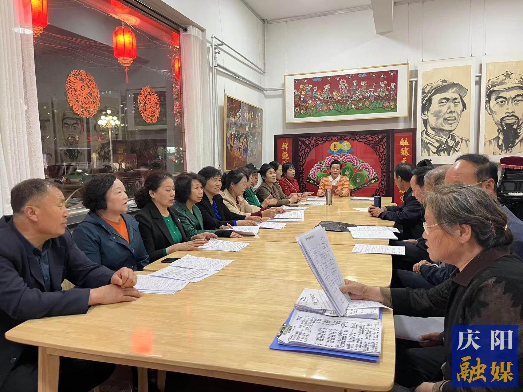 華池縣文化館民歌合唱團的成員在練習隴東民歌。