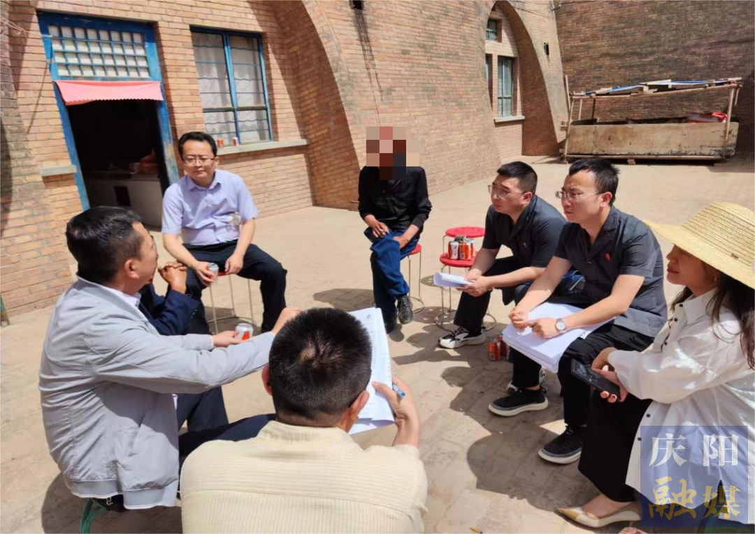 慶城縣人民法院馬嶺法庭干警深入農戶家中調解案件。