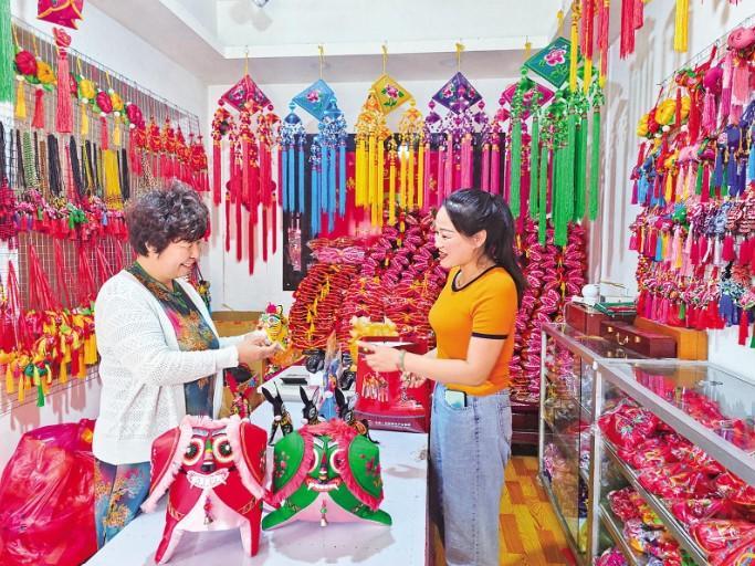 西峰區香包生產大戶積極為參加慶陽香包民俗文化節做準備