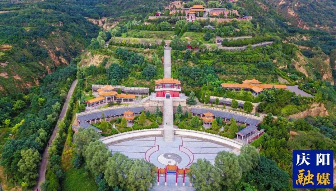 您好！我叫慶陽，這是我的名片，請多多關照