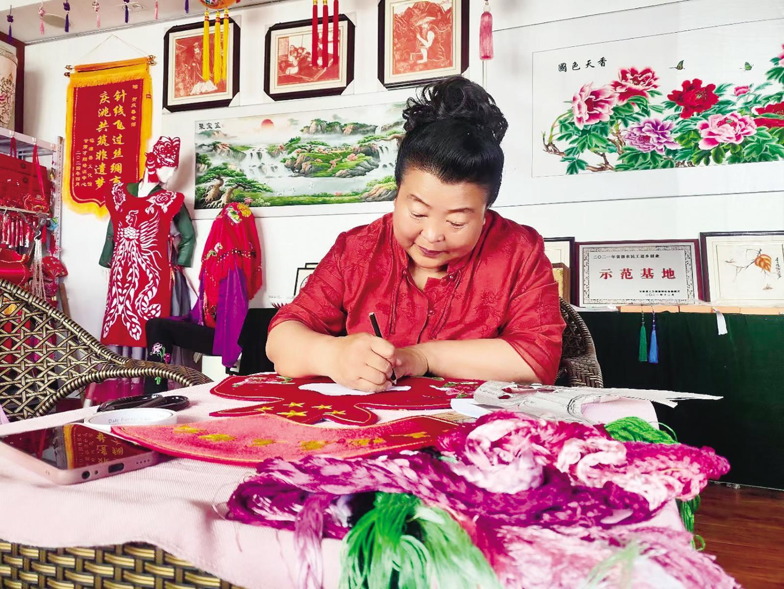 賀慶春 變“指尖技藝”為“指尖經濟”