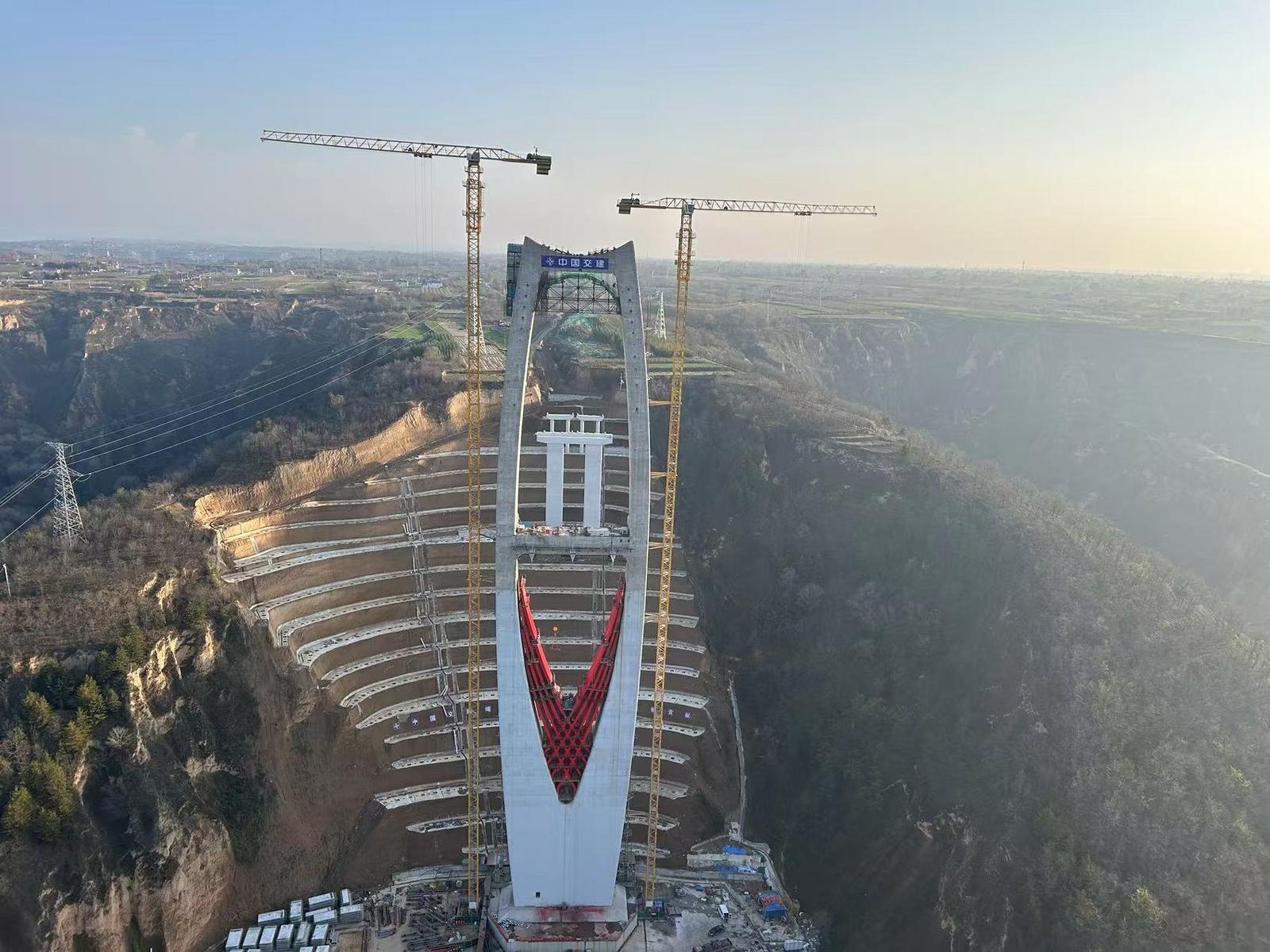 【重大項(xiàng)目建設(shè)·西合/東繞城一級(jí)公路】G244線慶陽過境段公路項(xiàng)目張鐵溝特大橋5#索塔裝飾鋼結(jié)構(gòu)安裝完成