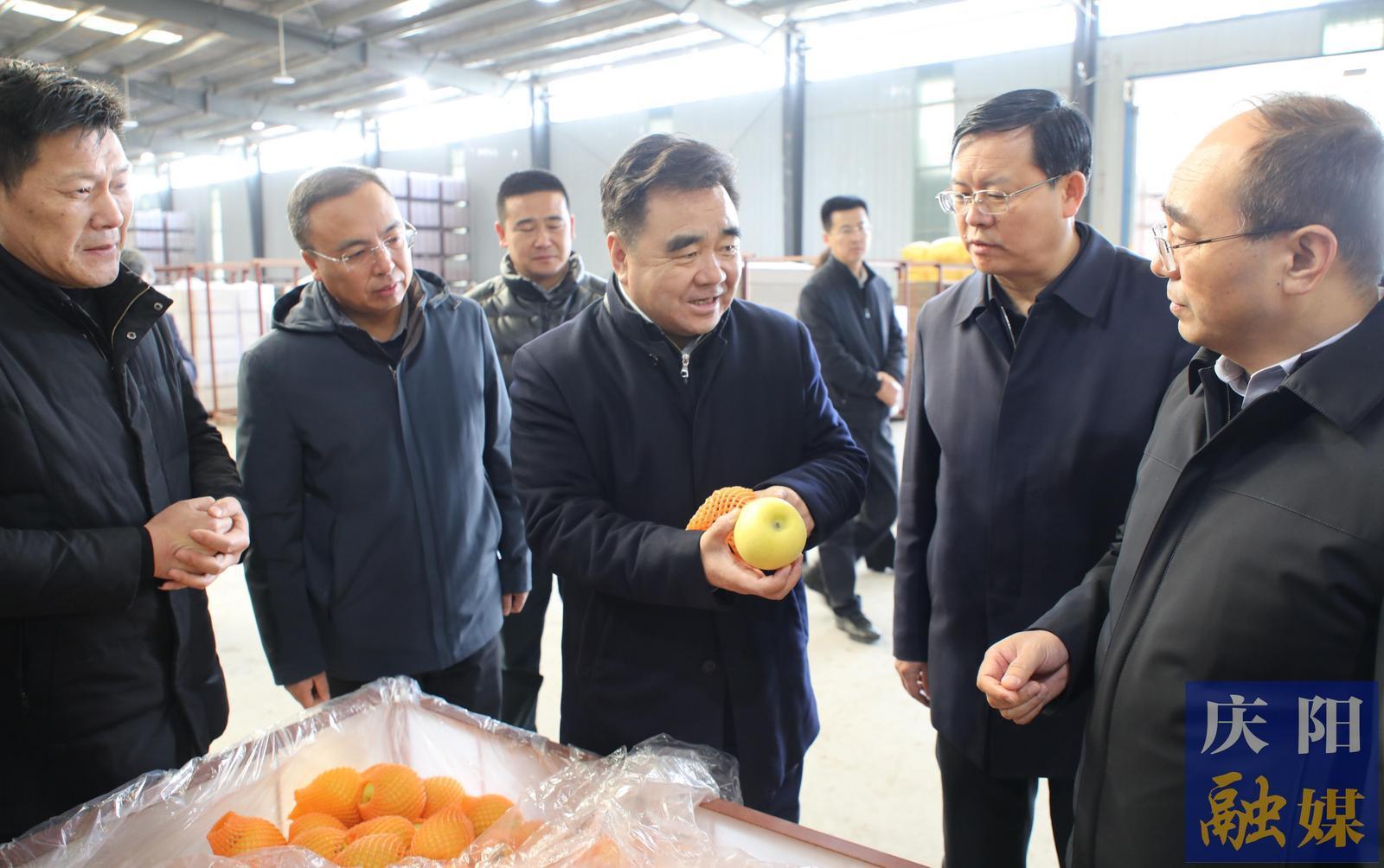 黃澤元在慶城縣調(diào)研時(shí)強(qiáng)調(diào) 提振精氣神全力抓項(xiàng)目拼經(jīng)濟(jì)促發(fā)展 鉚勁加油干奮力實(shí)現(xiàn)“開門紅”“全年旺”