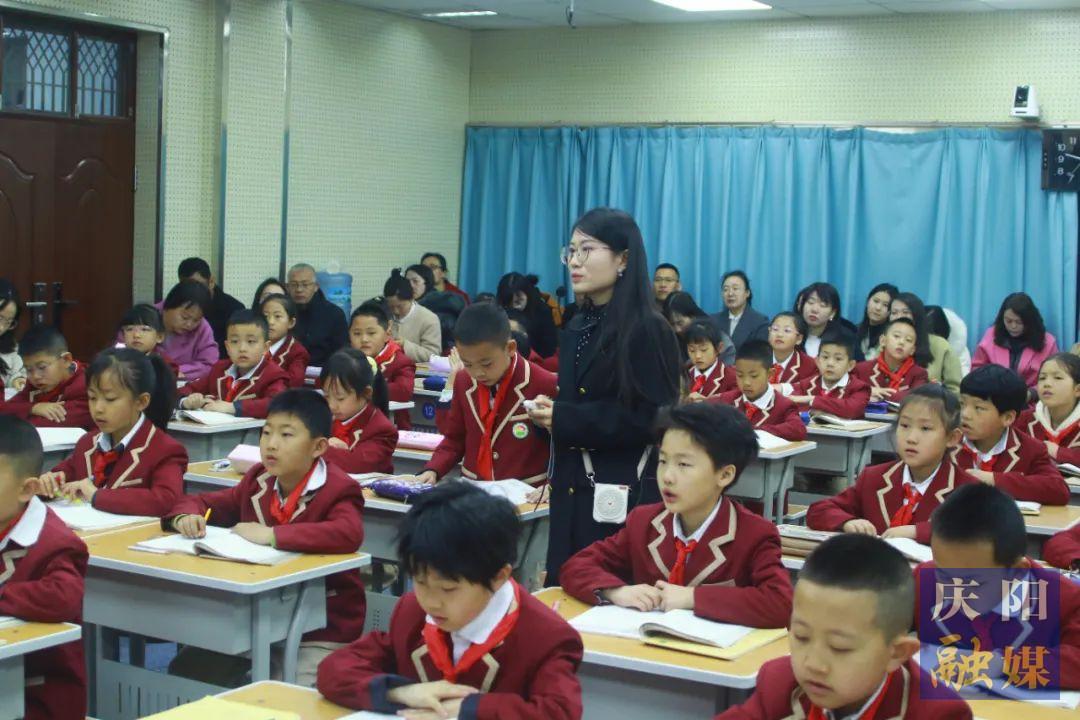 【點(diǎn)亮美好教育】跨校聯(lián)動比技能 課標(biāo)實(shí)踐促提質(zhì) 慶陽市東方紅小學(xué)與周嶺分校聯(lián)動舉辦“1+5”青年教師教學(xué)技能大賽