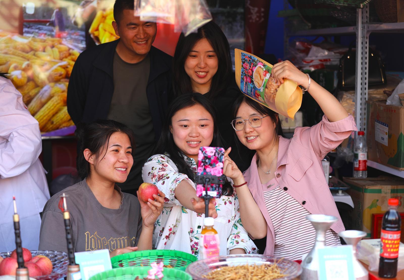 【攝影報道】煙火氣與“云流量”交織 環縣農特產品展銷點燃五一消費熱