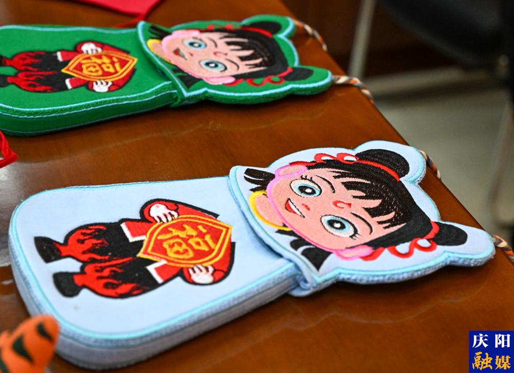 新聞發布會現場的香包展示。