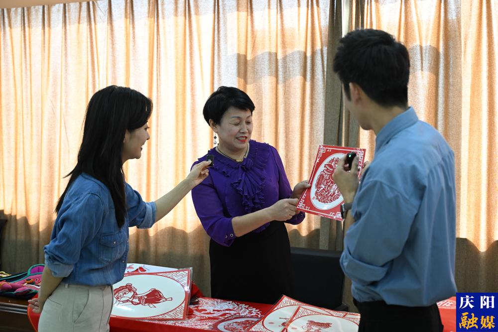 剪紙藝人介紹慶陽剪紙。 剪紙藝人介紹慶陽剪紙。