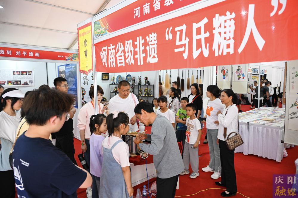 【攝影報道】非遺沉浸式體驗區：人頭攢動 賞中外“寶貝”