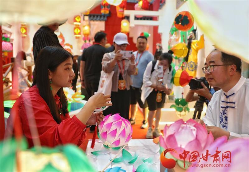 香包盛會煥新彩 黃土大塬火出圈——“香約慶陽·全國百家媒體和網絡名人行”側記