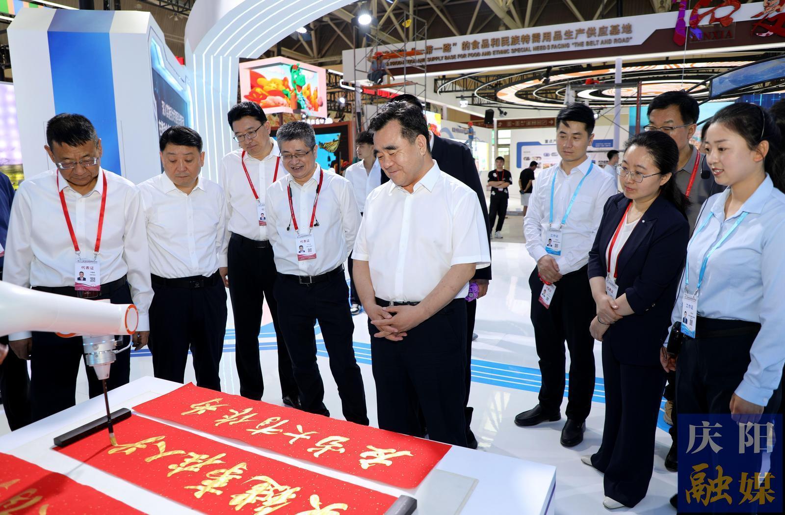 黃澤元周繼軍在檢查第三十一屆蘭洽會慶陽展館布展情況時強調 緊扣主題 突出特色 精心布展 全方位展示慶陽高質量發展新成就新亮點