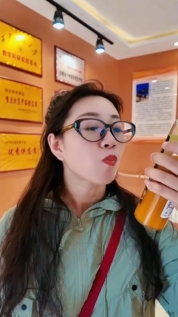 快來看啊！酸甜可口的沙棘汁，直播間價格美麗哦！8月19日下午1點，直播間不見不散！