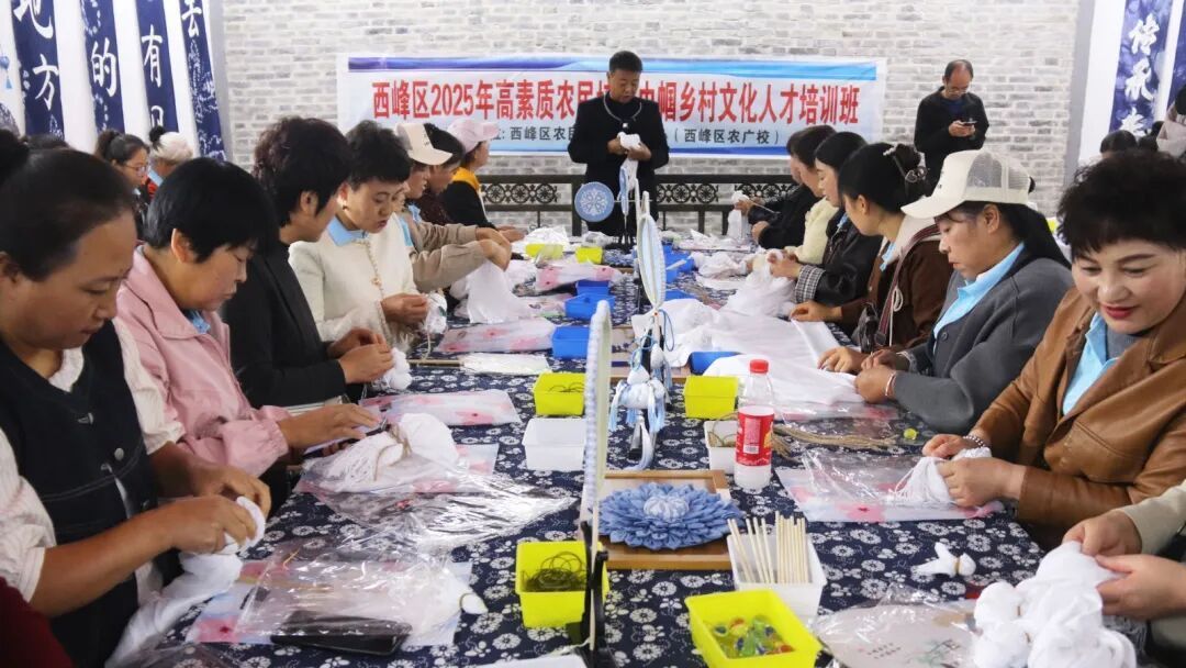 西峰區(qū)2025年高素質(zhì)農(nóng)民培育巾幗鄉(xiāng)村文化人才培訓(xùn)班開展實(shí)踐教學(xué)