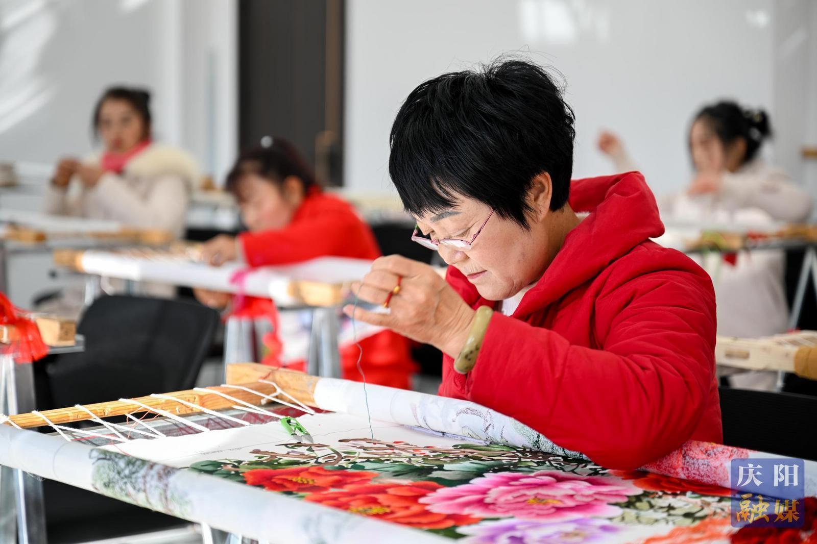 【攝影報道】西峰區(qū)：飛針走線“繡”出產業(yè)新希望