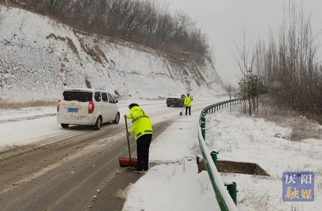 慶陽市公安局交通管理支隊全力護航雪天道路安全暢通