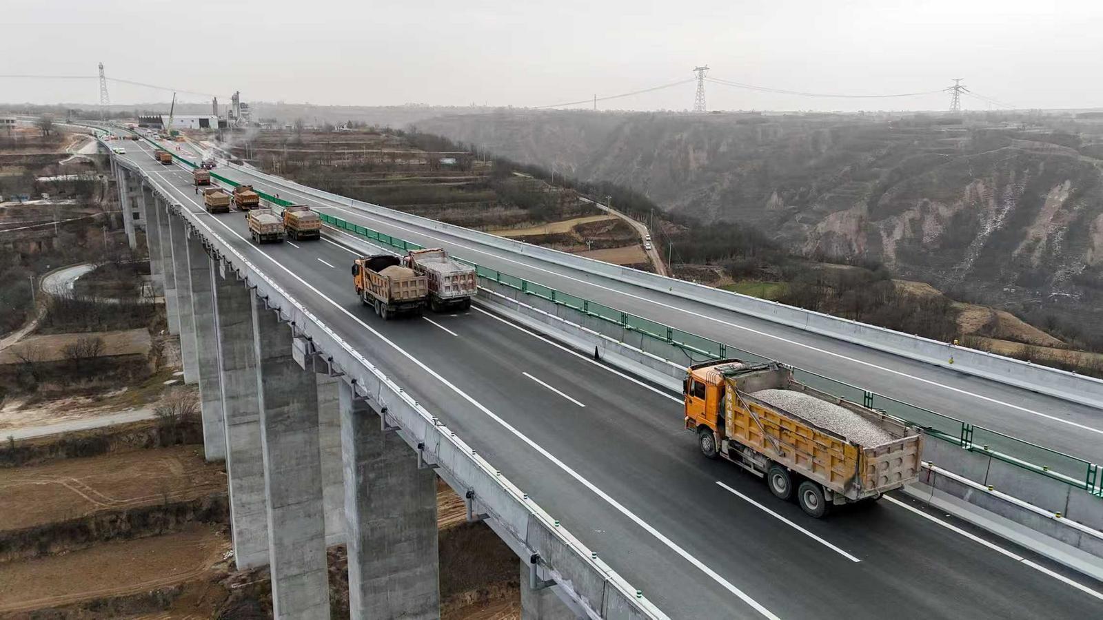 G309線西合公路的關鍵控制性工程——六合特大橋進行橋梁荷載試驗