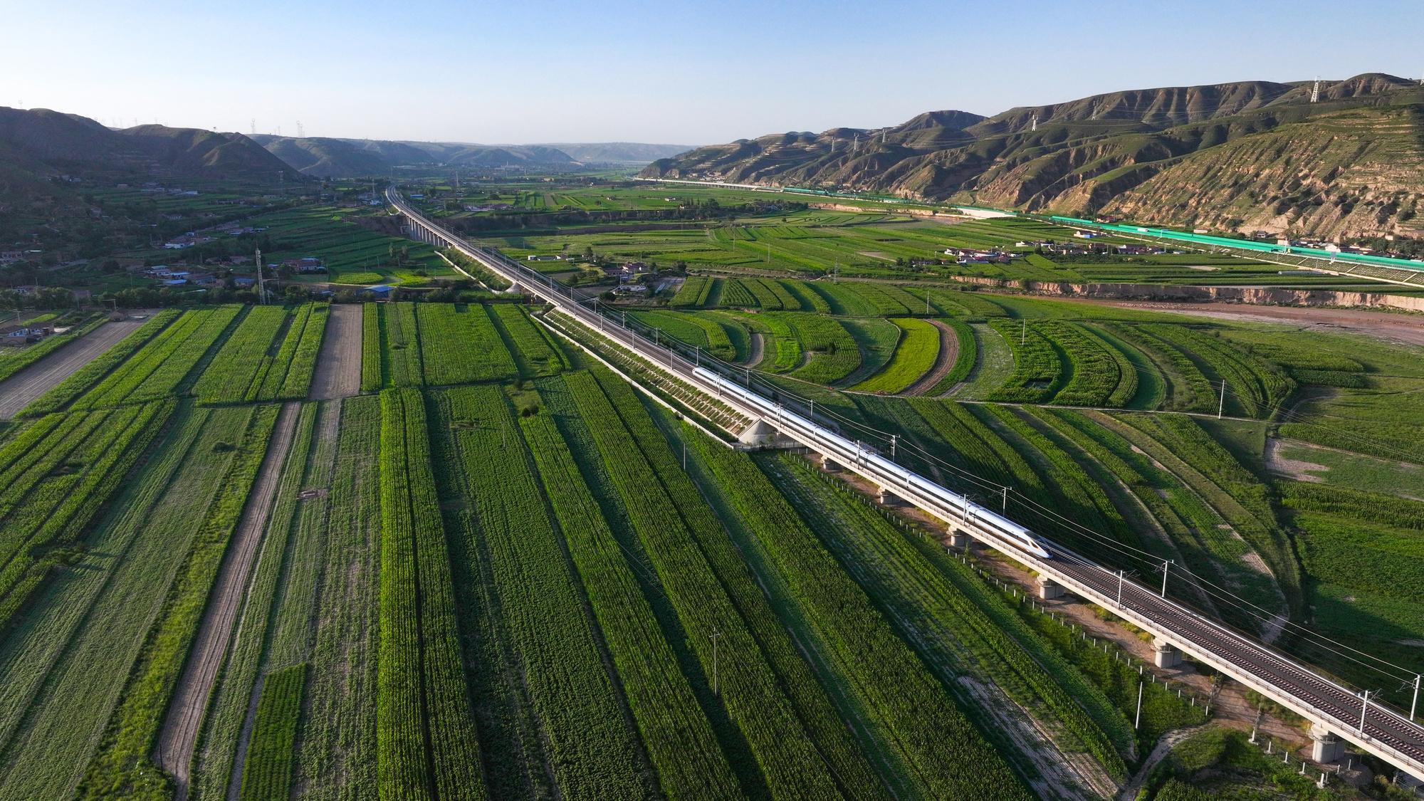 銀西高鐵馭風五載 甘肅環縣鮮行萬里