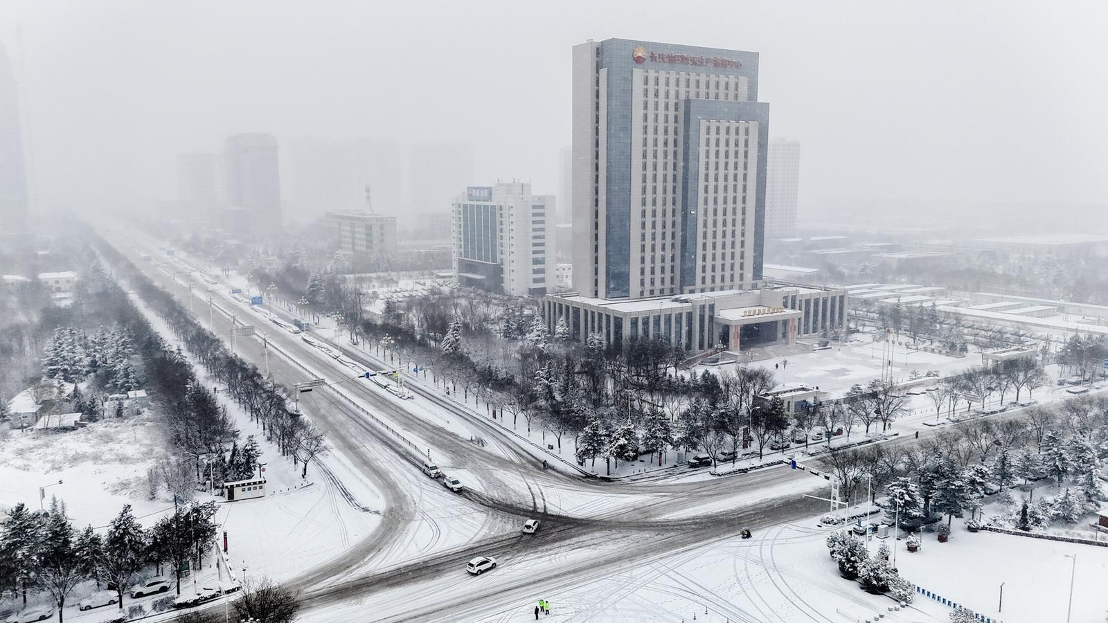 【攝影報道】慶陽：浴“雪”奮戰保暢通