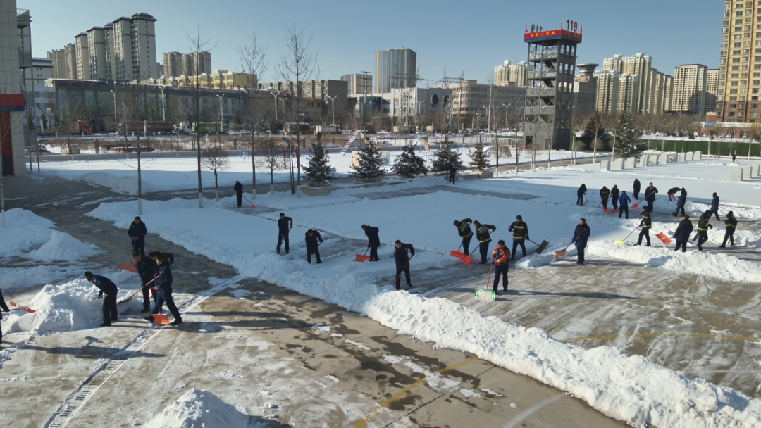 瑞雪紛飛覆營區 破冰除雪顯擔當 | 慶陽消防組織全員掃雪活動