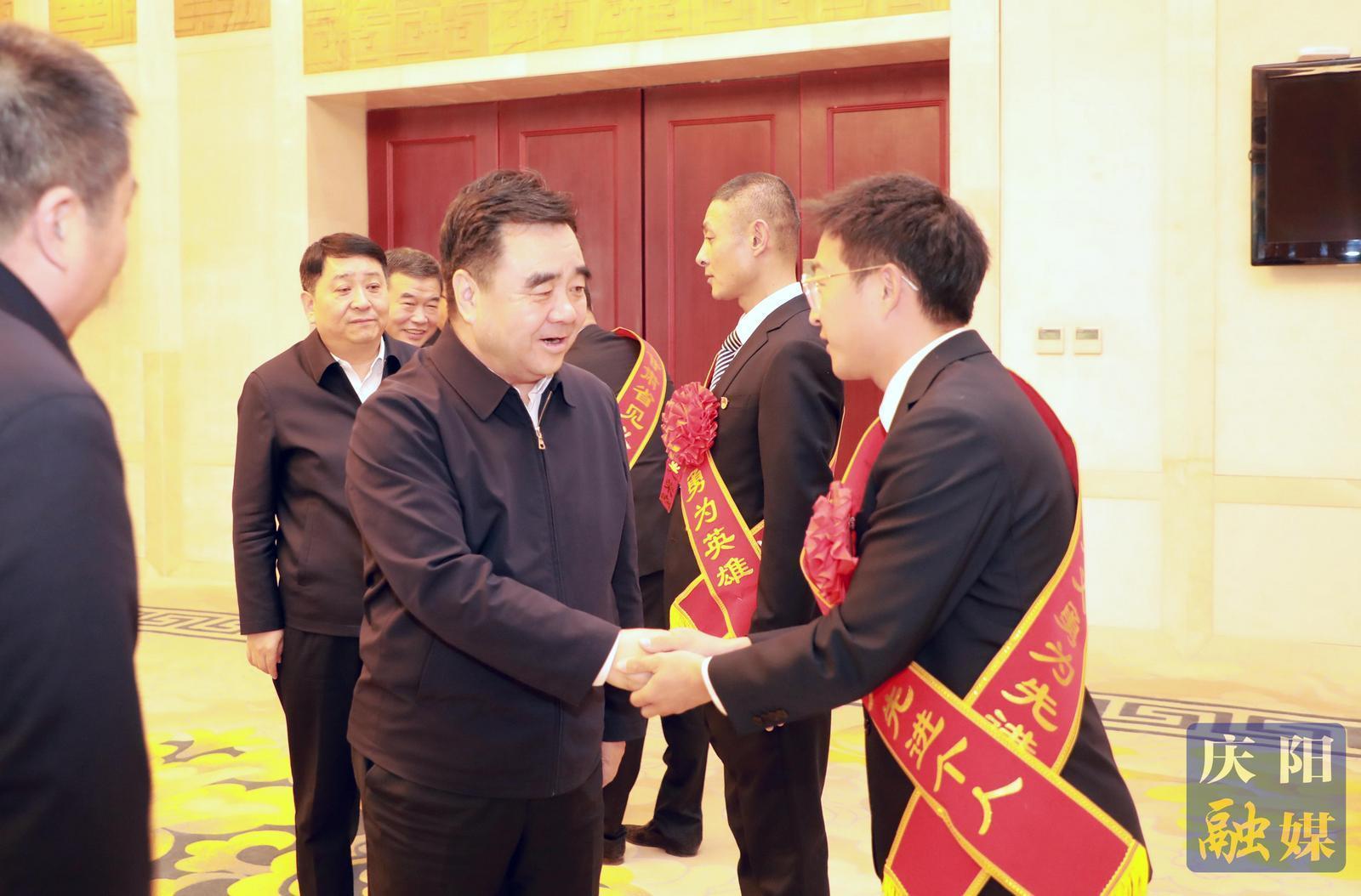 黃澤元周繼軍會(huì)見慶陽(yáng)市受表彰的全省見義勇為英雄模范和先進(jìn)個(gè)人