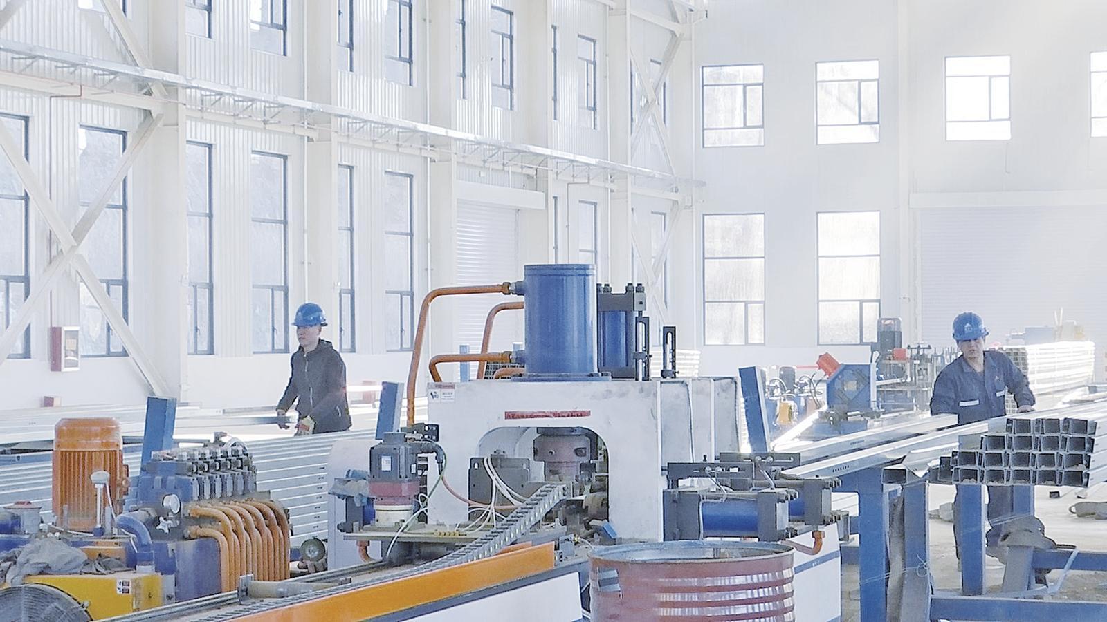 瑞豐達光伏支架制造項目投產 鎮(zhèn)原縣新能源裝備制造領域實現(xiàn)“零”突破