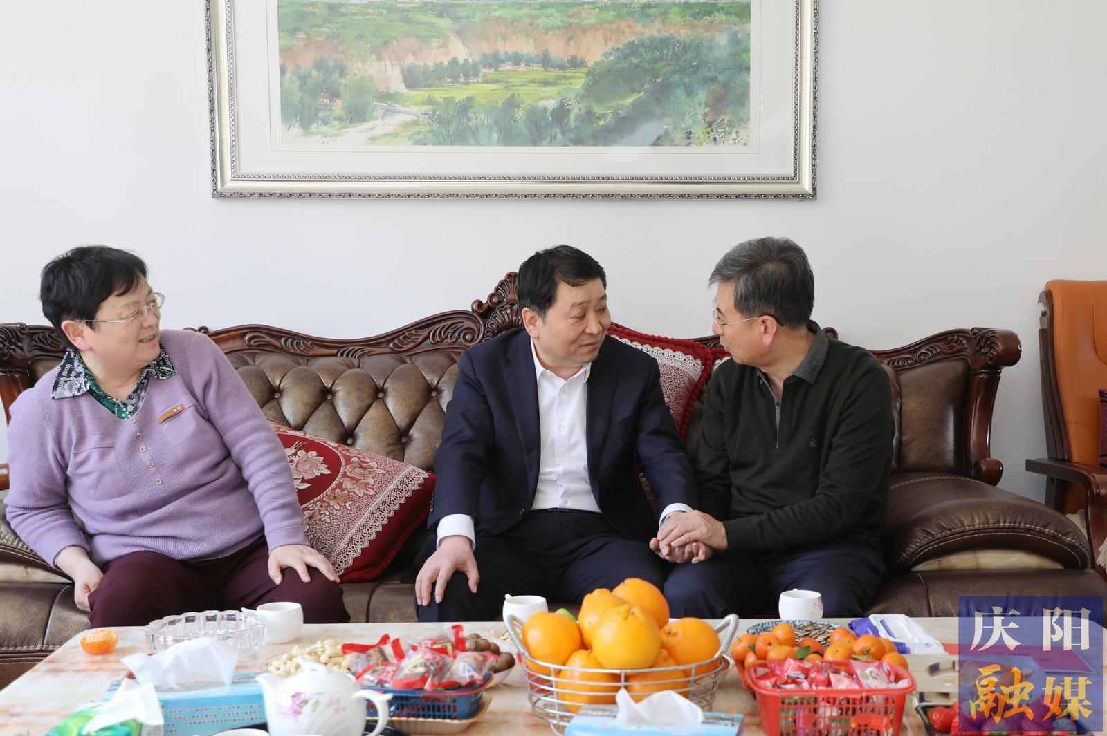 周繼軍看望慰問老干部