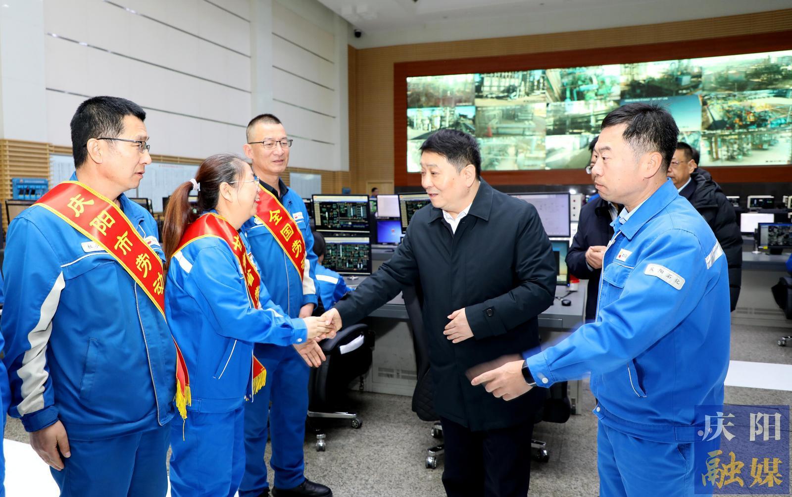 周繼軍帶隊看望慰問能源數字經濟企業值班保障單位和消防救援指戰員