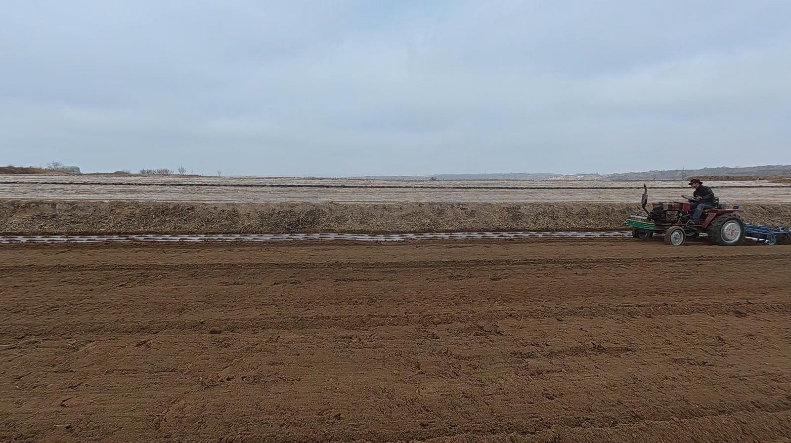 【春?jiǎn)㈦]東 耕繪新篇】環(huán)縣八珠鄉(xiāng)：人勤春來(lái)早 覆膜保墑忙