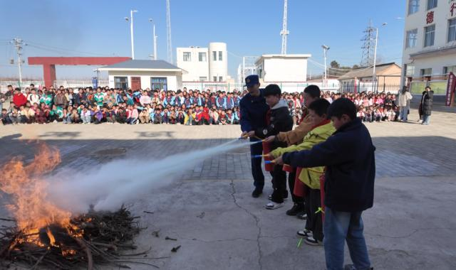 合水縣消防救援大隊開展“消防安全進校園 共筑平安‘防火墻’”主題宣講及應急疏散演練活動