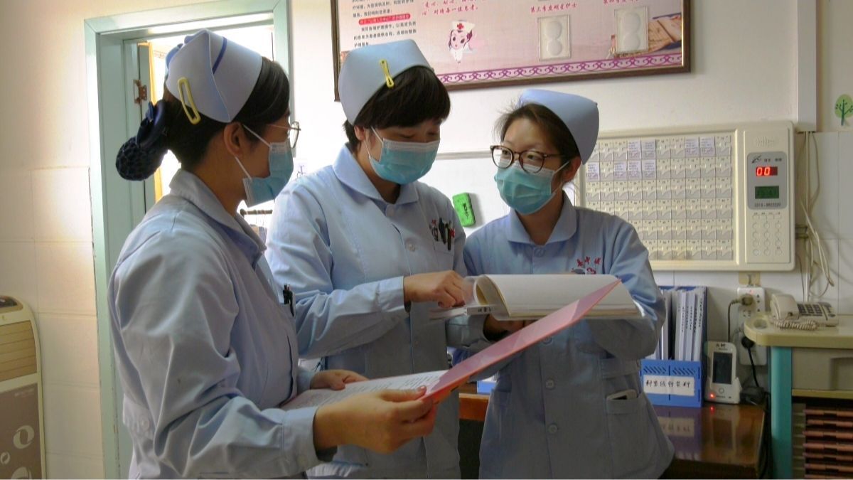 凡人善舉暖人心：寧縣中醫院護士王豆獲贈錦旗