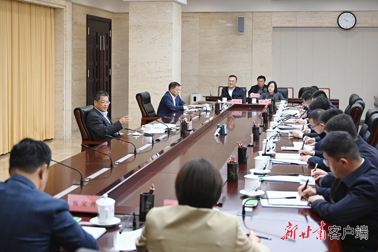 任振鶴在參加省政府辦公廳秘書一處黨支部組織生活會時強調 自覺踐行篤信務實擔當自律的重要要求 努力以過硬作風不斷創造新的業績