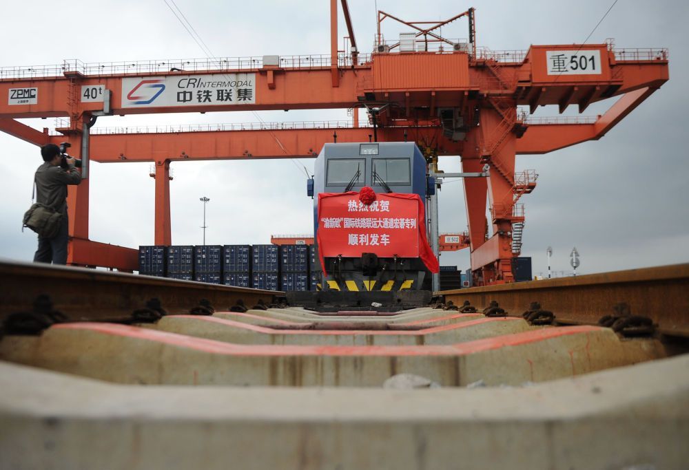 聯播+｜在“鋼鐵駝隊”旁 習近平連發四問