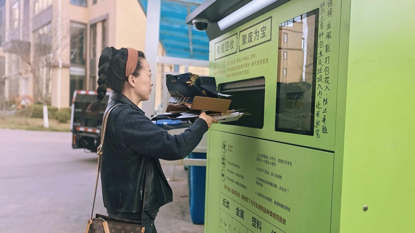 西峰：智能廢紙回收機(jī)進(jìn)小區(qū)獲居民點(diǎn)贊