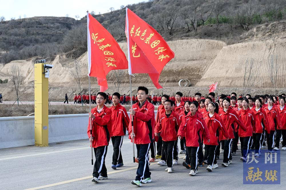 【攝影報道】慶陽：“清明祭英烈 重走長征路” 沉浸式思政課紀念長征勝利90周年