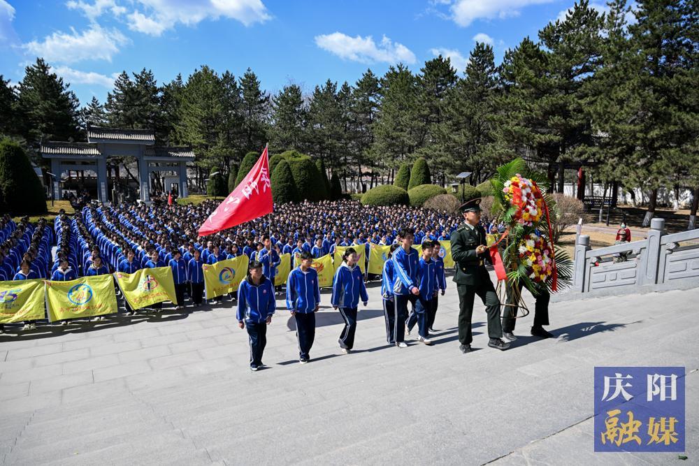 【攝影報道】慶陽六中赴南梁開展思政教育實踐活動