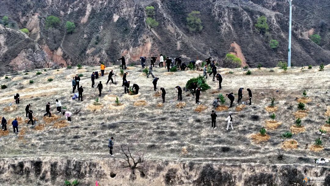春來添新綠 共建美華池——華池縣開展2026年春季縣直機關(guān)單位義務(wù)植樹活動